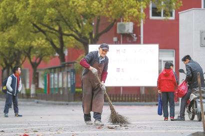 “扫地爷爷”义务奉献18年